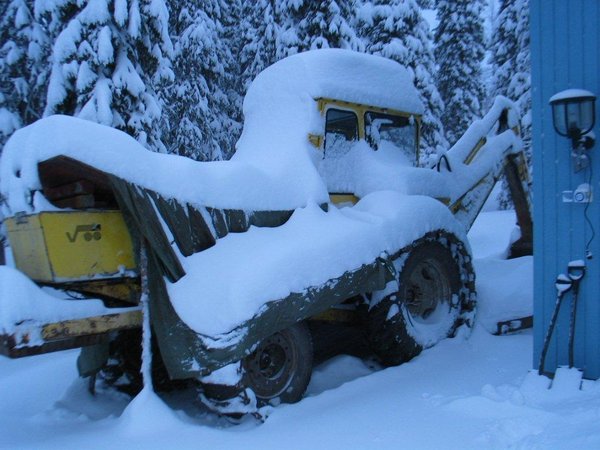 Tänään hyvin valkoisen alla, konepelti maalattuna tallissa