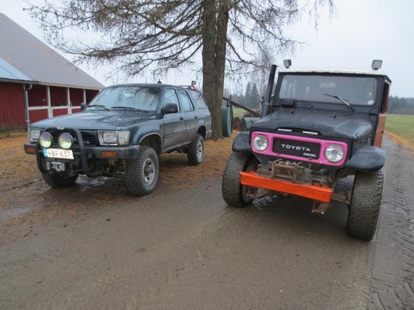 Tojotat vierekkäin, toisella ajetaan ihmisten ilmoilla ja toisella tiettömillä taipaleilla