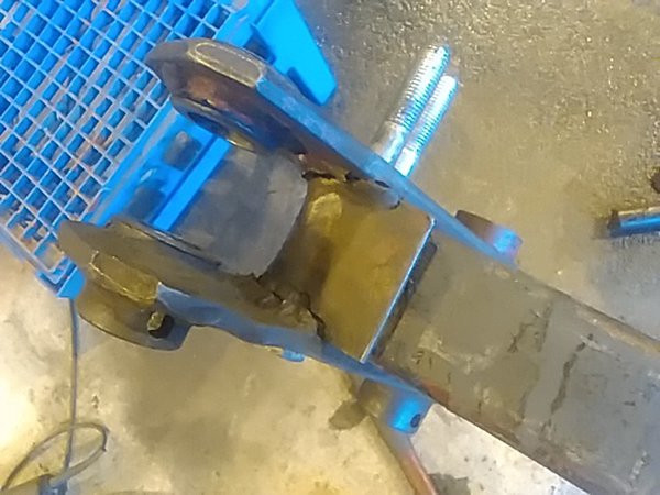 Riipukkeen korvakko revennyt...