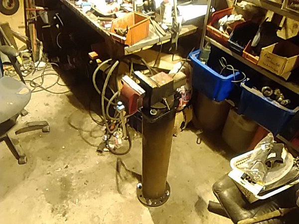 Neljällä M16 kiila-ankkurilla kiinni lattiassa.