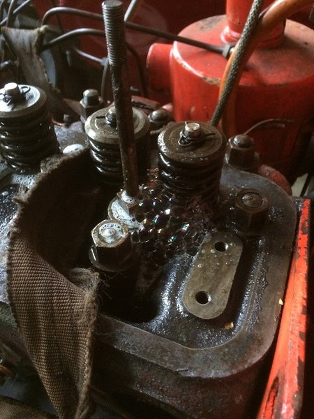 Vielä kerran kansi irti ja koeponnistukseen. Onneksi ei ollut kansi ruostunut mistään puhki, pelkällä säikahdyksellä selvitiin.<br />Kahdesta ventiilikopan pulttien alapäästä tuli sammakonkutua kun laitoin fairivedet sisään ja 2,5 kiloa paineita sisään kanteen.