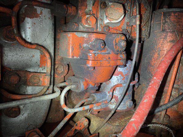 18.4.2022. 342 sen alipainesäätimen kotelo takaosa alhaalla alipaineentasaus purkki,.JPG